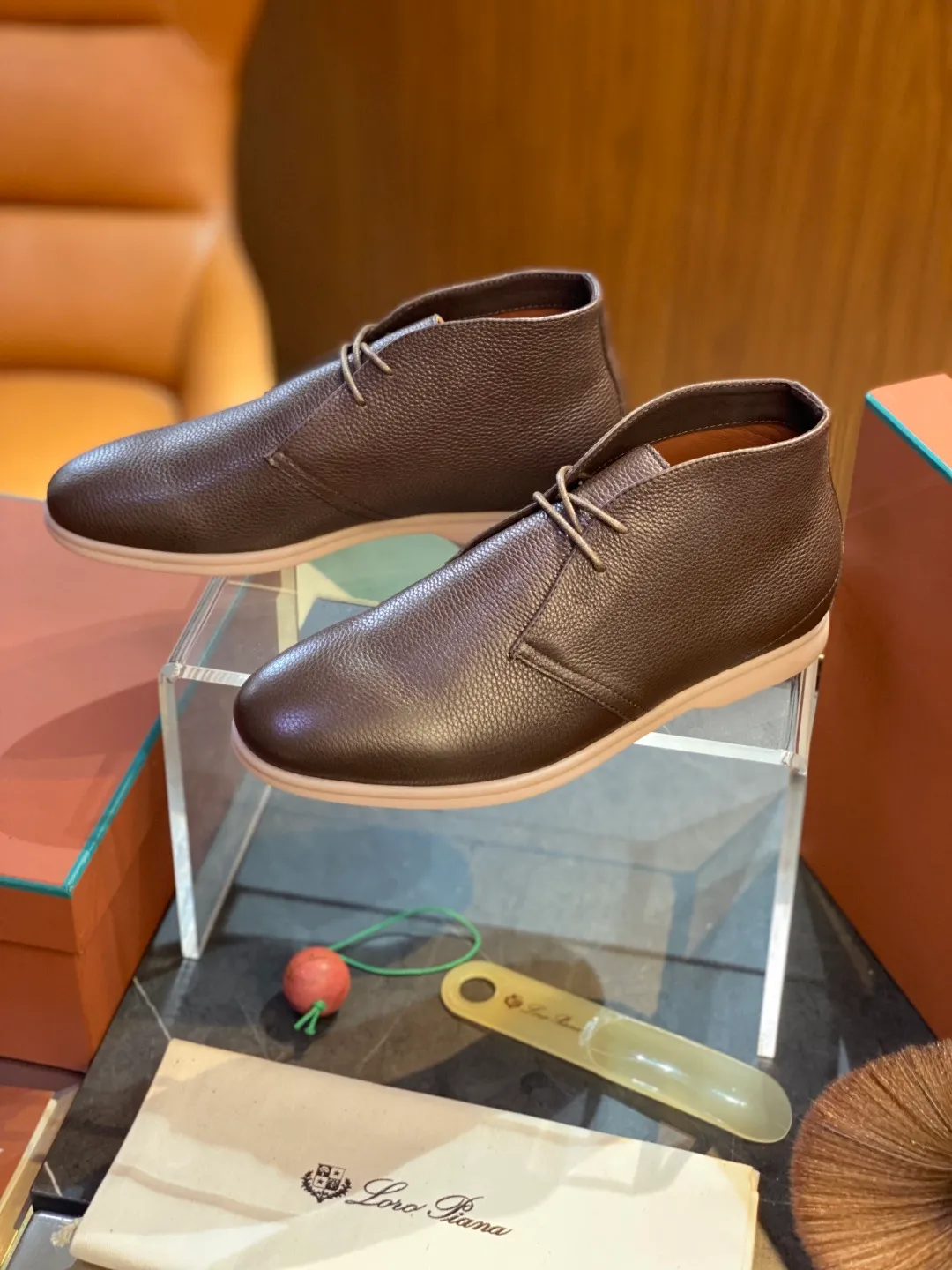 💰780 Loro Piana men's boots for autumn and winter ♞size; 39~46 The flexibility of first-layer cowhide returns to nature and feels the freedom and elegance in the city. A return to the original equestrian elegance aesthetics, Loro Piana is once again inspired by equestrianism this season, perfectly integrating freedom, elegance and functionality.
